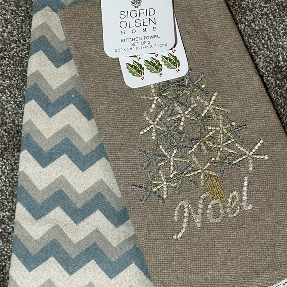 💖New Listing Sigrid Olsen Holiday kitchen towels. - Picture 2 of 4